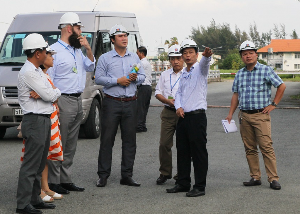 image of Vietnamese ethanol producers leading a tour