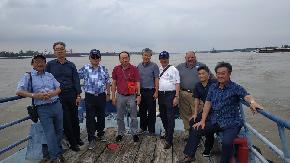 South Korea team visits port