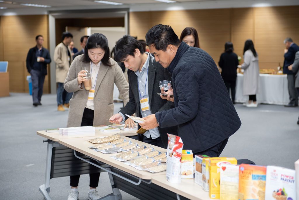 2019 Korea Food Barley Seminar- Attendees viewing samples