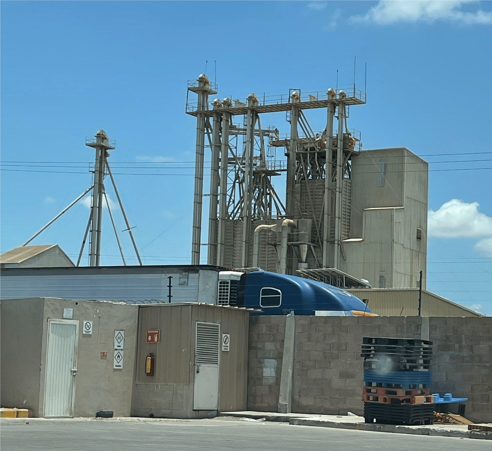 The following day, Esqueda and Chavez visited Group Acuícola Mexicano (GAM), the largest shrimp producer and processor in Los Mochis. GAM produces 25,000 metric tons (MT) of shrimp per cycle and usually has two cycles per year.