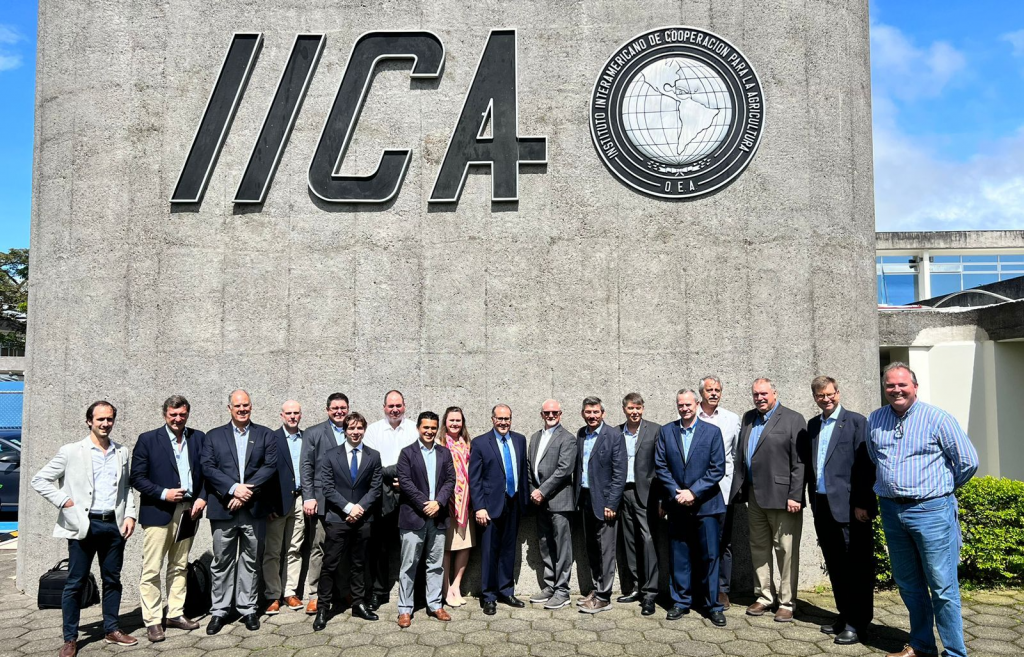 image of group of people smiling for a photo at IICA